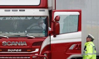 Đầu chiếc xe tải chở 39 người nhập cư thiệt mạng