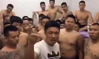 Băng đảng Trung Quốc trong video đang lan truyền trên mạng. (Ảnh cắt từ clip)