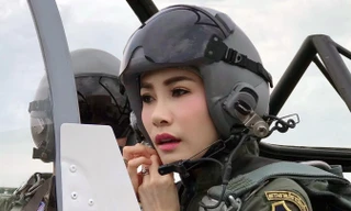 Hình ảnh bà Sineenat Wongvajirapakdi trong quân phục