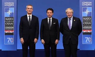 (từ trái sang) Tổng thư ký NATO Jens Stoltenberg, Thủ tướng Ý Giuseppe Conte và Thủ tướng Anh Boris Johnson tại hội nghị thượng đỉnh của NATO ngày 4/12 ở Anh. (Ảnh: EPA)
