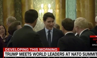 Hình ảnh nhóm lãnh đạo NATO đang đứng nói chuyện với nhau tại cung điện Buckingham. (Ảnh cắt từ clip)