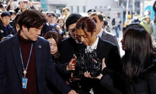 Ca sĩ Jung Joon-young đến đồn cảnh sát để chịu thẩm vấn về cáo buộc lén quay và chia sẻ phim sex lên mạng xã hội. (Ảnh: Reuters)