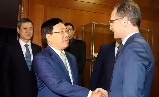 Phó Thủ tướng Phạm Bình Minh và Bộ trưởng Ngoại giao Đức Heiko Maas. (Ảnh: BNG)