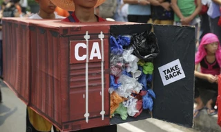 Các nhà hoạt động môi trường mang theo mô phỏng kiện rác Canada để biểu tình trước Đại sứ quán Canada cách đây 2 năm. (Ảnh: AP)