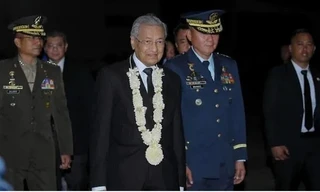 Thủ tướng Malaysia Mahathir Mohamad lúc vừa đến sân bay ở Philippines hôm 6/3. (Ảnh: CNA)