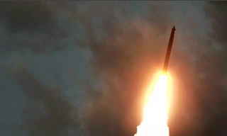 Ông Kim Jong Un giám sát vụ thử ‘bệ phóng tên lửa siêu lớn’