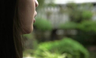 Jhona kể cô và bạn khi còn nhỏ đã bị chính mẹ của bạn chụp ảnh nhạy cảm để bán. (Ảnh: BBC) 