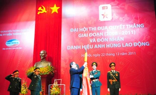 Phó Thủ tướng Nguyễn Thiện Nhân gắn huy hiệu