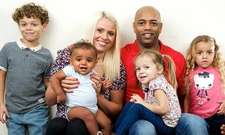 Sinh 4 con với 3 màu da khác nhau