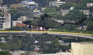Một máy bay trực thăng Mi-26 bay qua Caracas. Ảnh: AFP