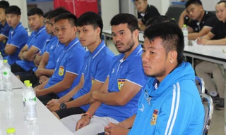  Cầu thủ Lào trong buổi gặp Chủ tịch Liên đoàn bóng đá Lào Viphet Sihachak hôm qua 5/11. Ảnh: LFF