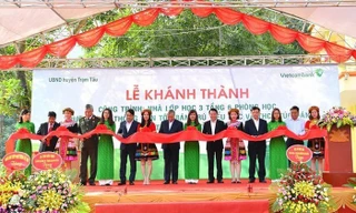 Các đại biểu tham gia cắt băng khánh thành công trình nhà lớp học xã Túc Đán, huyện Trạm Tấu, tỉnh Yên Bái