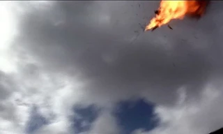 Máy bay không người lái của phiến quân Houthi phát nổ tại lễ diễu binh của binh sỹ Yemen ở căn cứ không quân al-Anad, tỉnh Lahj ngày 10/1/2019. (Ảnh: AFP/TTXVN)