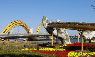 Cầu Vàng trên đỉnh Bà Nà xuất hiện ở đường hoa xuân Đà Nẵng