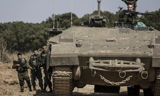 Lính Israel đứng cạnh một chiếc xa tăng gần biên giới Israel Gaza. Ảnh: AP