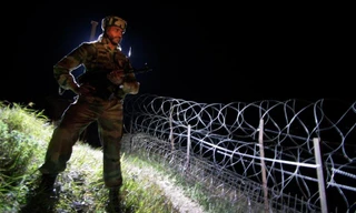 Binh lính Ấn Độ canh gác tại hàng rào chia ranh giới Ấn Độ-Pakistan