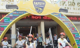 Sinh viên diễu hành tuyên truyền không sử dụng điện thoại khi lái xe