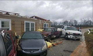 Nhà cửa hư hại và xe cộ bị phá hủy tại bang Alabama. Ảnh: WFSA