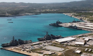 Các tàu hải quân neo đậu trên bờ biển đảo Guam. Ảnh: Reuters