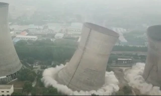 Ba tòa tháp ở nhà máy nhiệt điện Trung Quốc bị đánh sập.