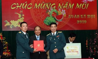Thủ tướng Nguyễn Xuân Phúc thăm, chúc Tết Sư đoàn Không quân 372