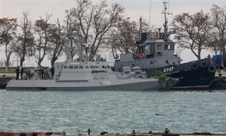 Tàu quân sự Ukraine bị lực lượng biên phòng trực thuộc FSB bắt giữ tại cảng Kerch ngày 26/11/2018. (Ảnh: AFP/TTXVN)