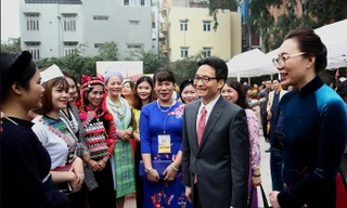  Phó Thủ tướng Vũ Đức Đam trò chuyện với các bạn sinh viên Trường đại học Văn hóa Hà Nội. ẢNh: VGP/Đình Nam