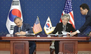 Bộ trưởng Ngoại giao Hàn Quốc Kang Kyung-wha (phải) và Đại sứ Hoa Kỳ tại Hàn Quốc Harry Harris ký thỏa thuận chia sẻ gánh nặng tài chính cho Lực lượng Hoa Kỳ Hàn Quốc tại Seoul vào ngày 8/3 năm 2019. Ảnh: Yonhap