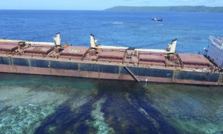 Một con tàu mắc cạn và bắt đầu rò rỉ dầu bên cạnh một di sản thế giới của UNESCO.