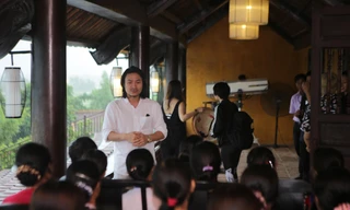 Tổng đạo diễn Hoàng Nhật Nam khi đang dàn dựng