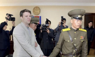 Công dân Mỹ Otto Warmbier bị dẫn giải ra tòa án ở Triều Tiên. (Nguồn: KCNA/EPA)