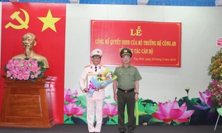 Thượng tướng Nguyễn Văn Thành trao quyết định và chúc mừng Đại tá Nguyễn Văn Trãi.