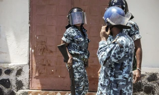 Quân đội Comoros ngày 28/3 đã tiêu diệt 4 tay súng trong một vụ giao tranh gần một căn cứ ở Moroni. (Nguồn: The Guardian)