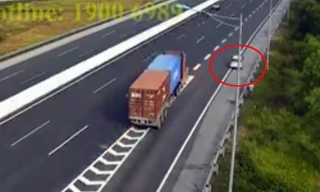 Bất chấp nguy hiểm, xe ô tô và người đàn ông chạy ngược chiều trên đoạn đường dẫn từ quốc lộ 38 vào cao tốc. 