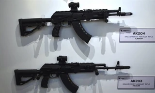 Súng trường AK-203 nóng tiêu chuẩn.