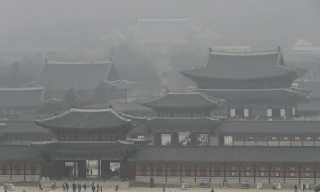 Cung điện Gyeongbok ở Seoul, Hàn Quốc chìm trong bầu không khí ô nhiễm. Ảnh: AP