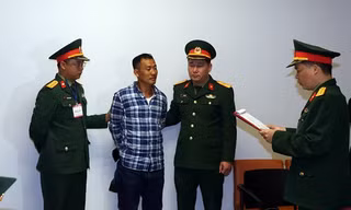  Cơ quan Điều tra hình sự Bộ Quốc phòng tống đạt các quyết định truy tố đối với bị can Lê Quang Hiếu Hùng.