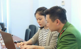 Thiếu tá Lê Trọng Hiếu đang trả lời câu hỏi của độc giả. Ảnh: Thanh Hùng.