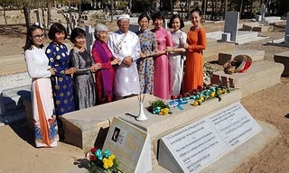 Thành viên đoàn đi Iran bên mộ Alexandre de Rhodes đã được đặt bia. Ảnh Nguyễn Đình Toán