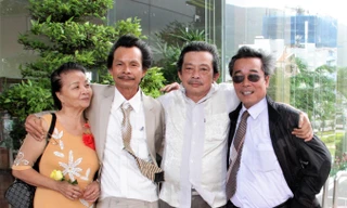 Tiến sĩ Nguyễn Ngọc Quang (thứ hai từ phải qua) và các đồng nghiệp tại trường ĐH Quy Nhơn. Ảnh: Đại Dương