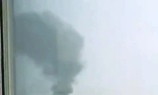 Khói đen bốc ra từ nhà máy đạn dược Hanwha ở khu vực trung tâm của Daejeon.