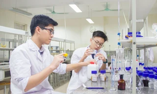 Lê Tuấn và Mạnh Tuấn Hưng trong phòng nghiên cứu.