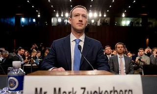 Ông chủ Facebook Mark Zuckerberg điều trần trước Quốc hội hồi tháng 4 và cam kết thắt chặt kiểm soát với những tài khoản lan truyền thông tin sai sự thật. Ảnh: AP
