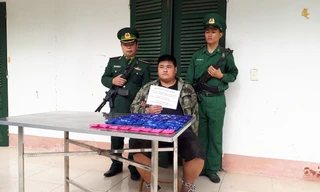 Đối tượng Lò Văn Thu cùng tang vật.