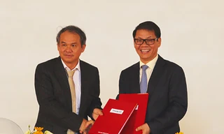 Ông Đoàn Nguyên Đức và Trần Bá Dương ký kết thêm phụ lục hợp đồng. Ảnh: Đắc Thành.