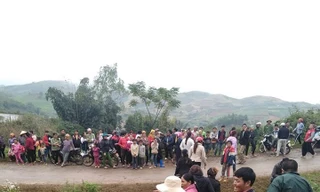 Người dân tò mò đến theo dõi vụ việc.