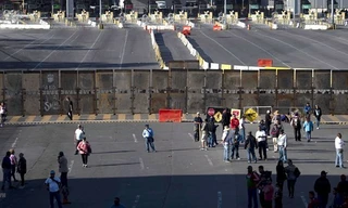 Người di cư tại khu vực cửa khẩu San Ysidro trên biên giới Mỹ-Mexico. (Nguồn: AFP/TTXVN)