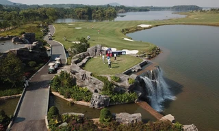 Các golfer đua nhau thử sức tại hố goft thứ 19 tại Kings Course. Ảnh: Mạnh Thắng