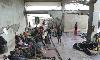 Các nạn nhân của bão Idai trong một trại tạm trú Ảnh: AP