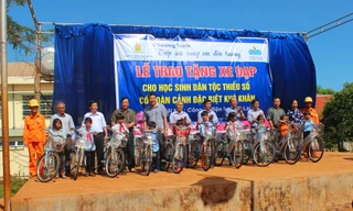 PC Gia Lai trao tặng xe đạp tiếp sức học sinh nghèo vùng sâu, vùng xa đến trường. 
